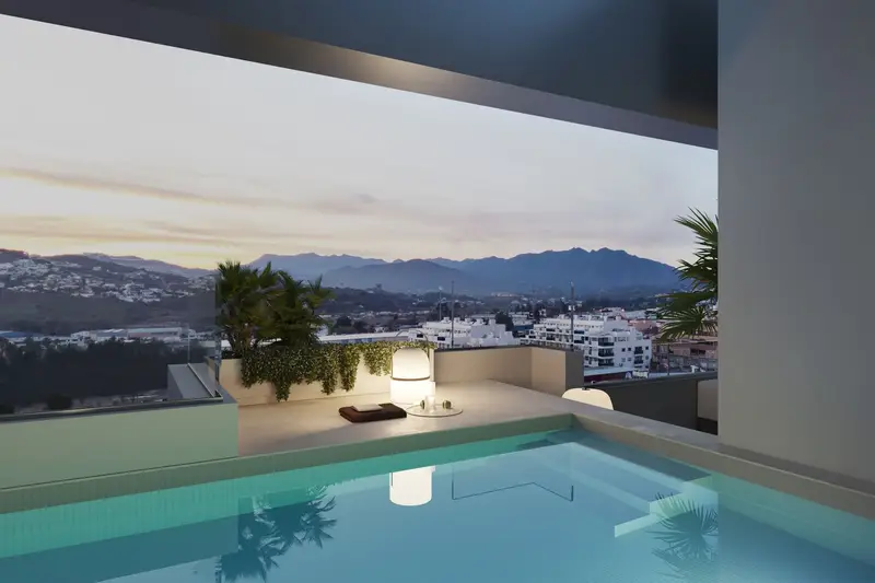 Terraza con piscina de la promoción Biznaga, 55 viviendas en Mijas, al atardecer
