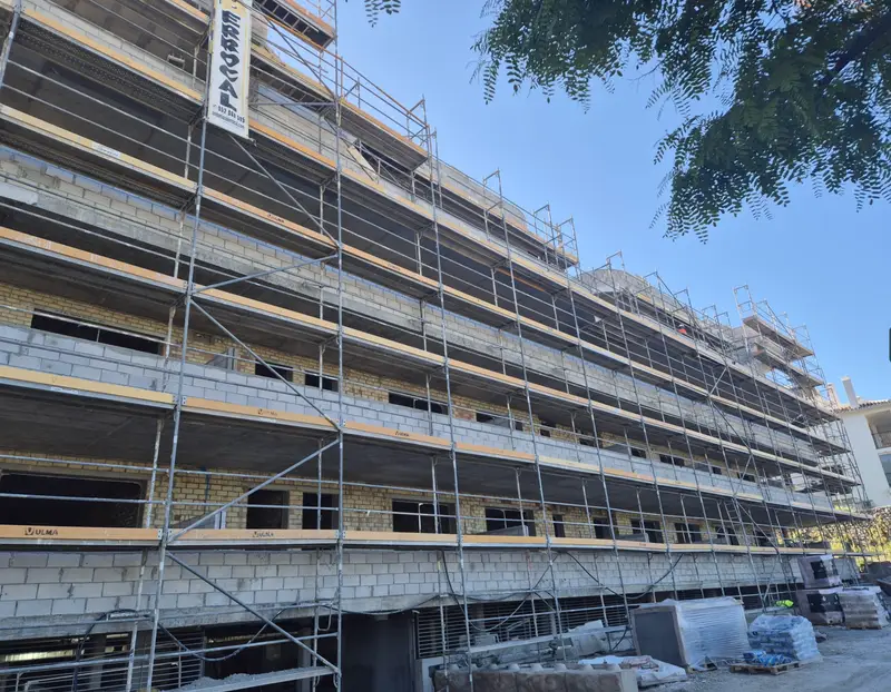Fachada de un edificio de viviendas con andamio completo