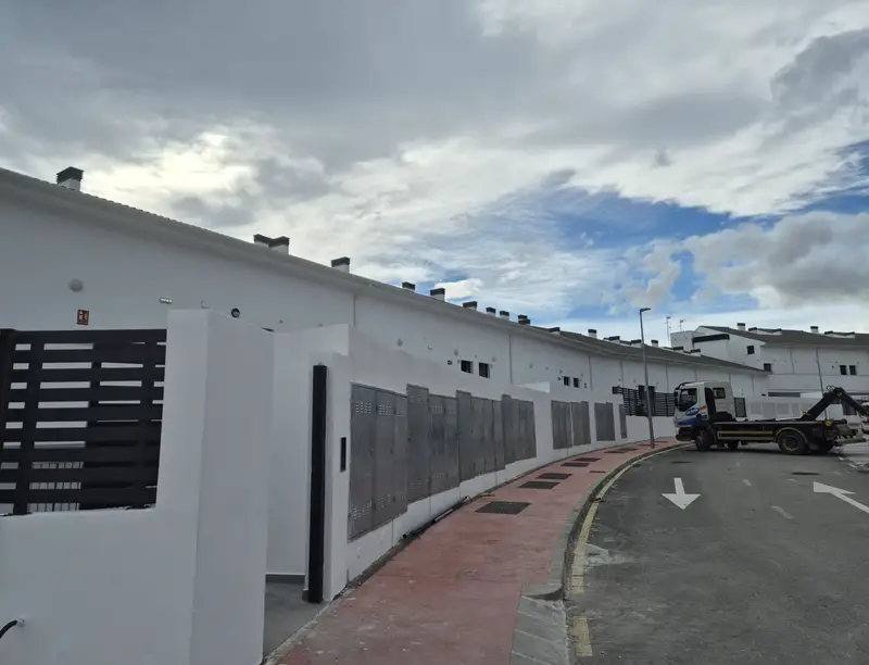 Viviendas adosadas blancas recién terminadas