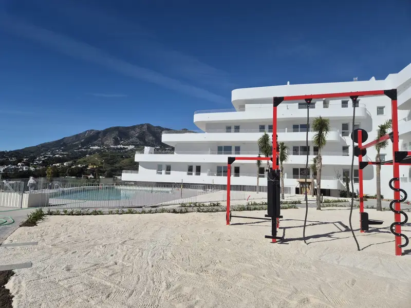 Edificio residencial terminado con zona deportiva exterior