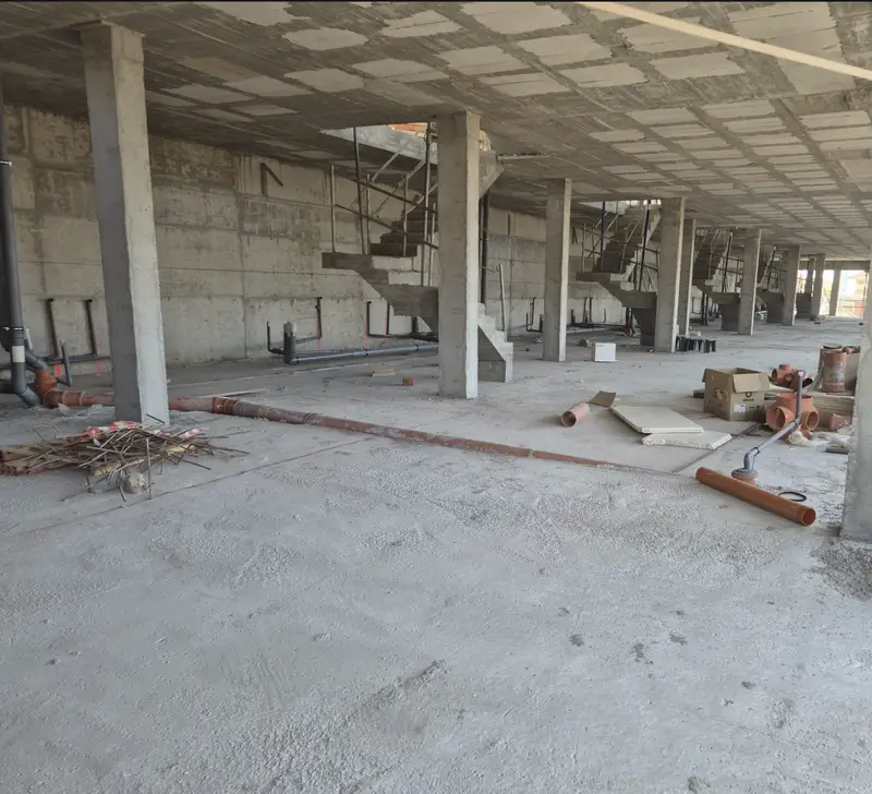 Estructura de hormigón de una planta en obra gris
