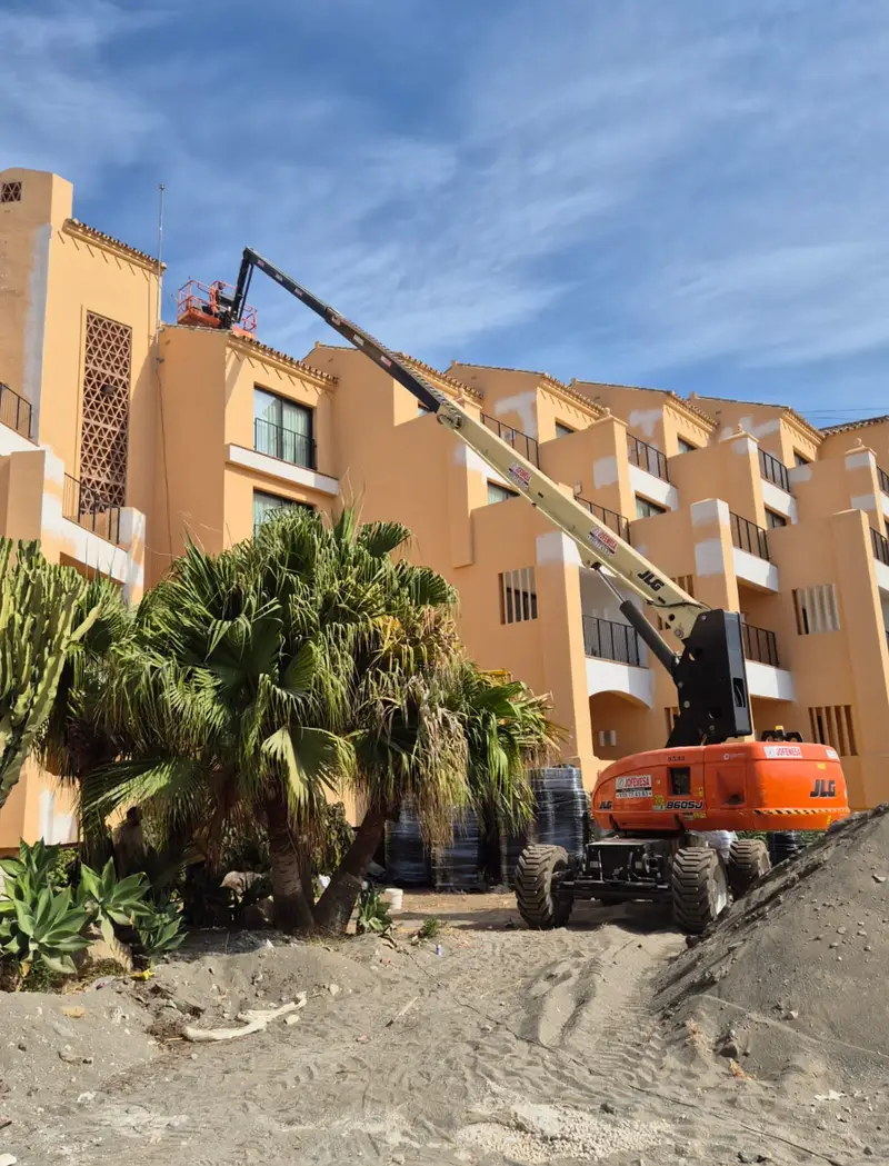 Trabajos de fachada con plataforma elevadora
