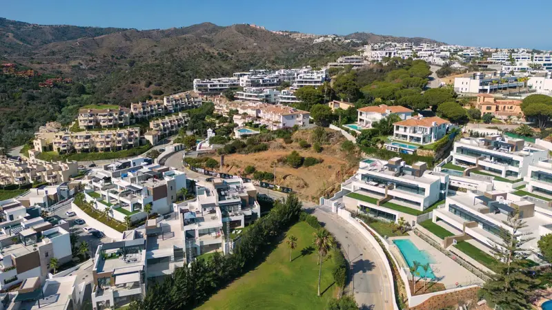 Vista aérea del residencial Golden Eight entre pinos y colinas