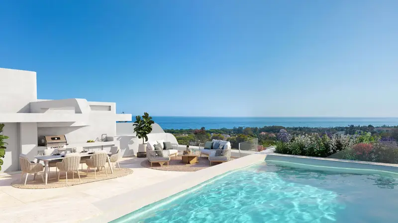Terraza con piscina y vistas al mar en Golden Eight