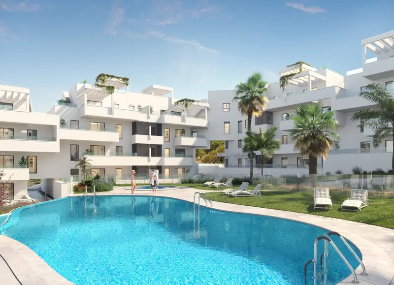 Piscina y jardines del residencial Limonar en Málaga