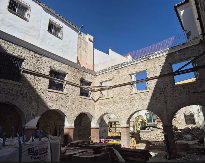 Patio de arcos de la Casa del Niño Jesús durante la obra, con maquinaria