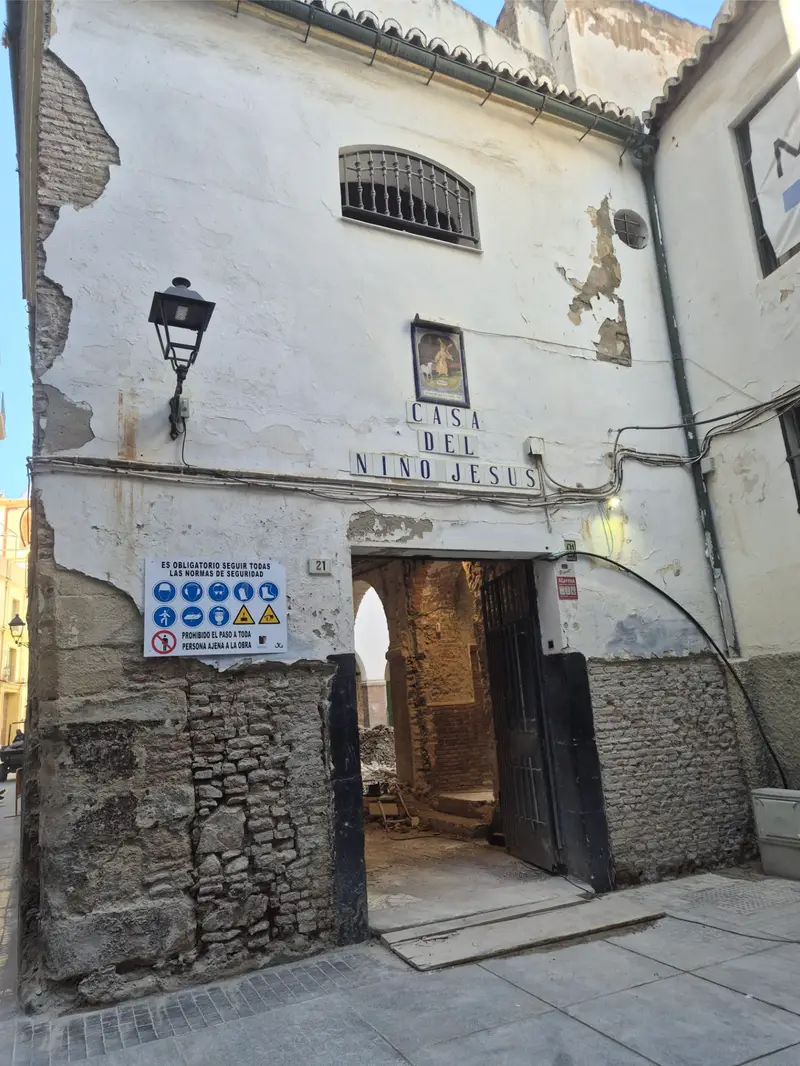 Fachada de la Casa del Niño Jesús durante la rehabilitación