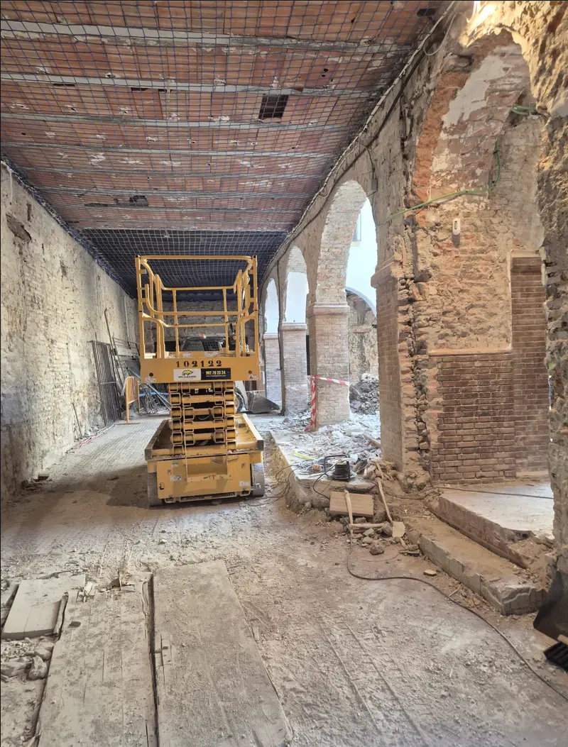 Galería de arcos de un edificio histórico en rehabilitación