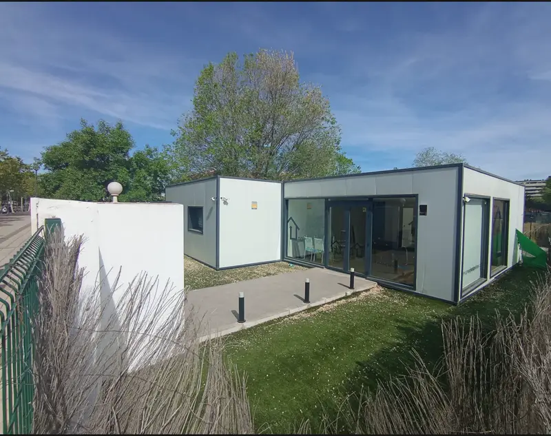 Vista exterior de la oficina de ventas modular