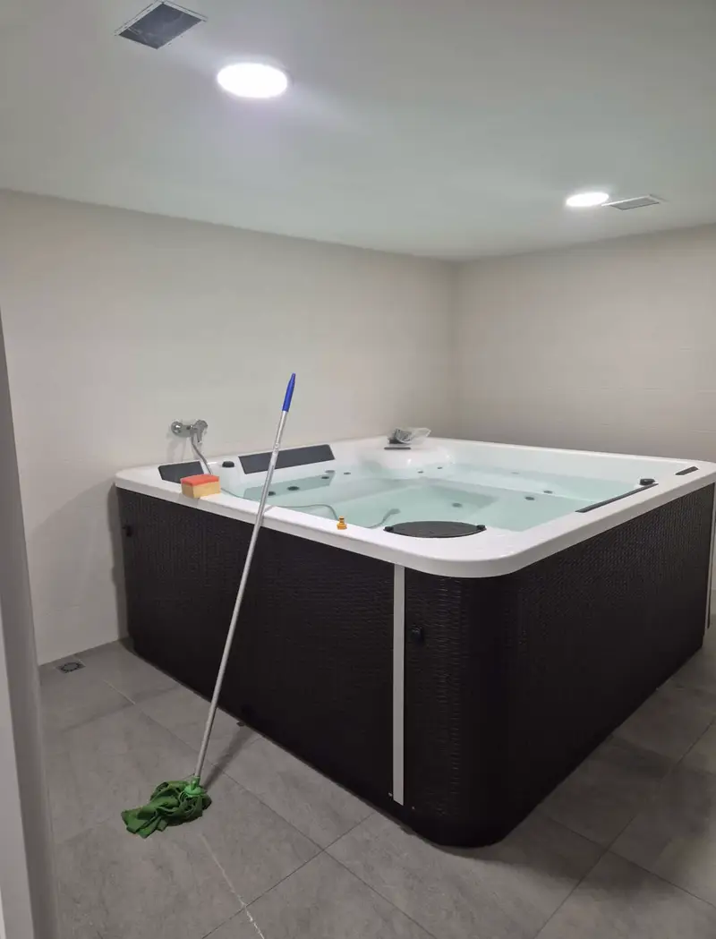 Zona de spa con bañera de hidromasaje