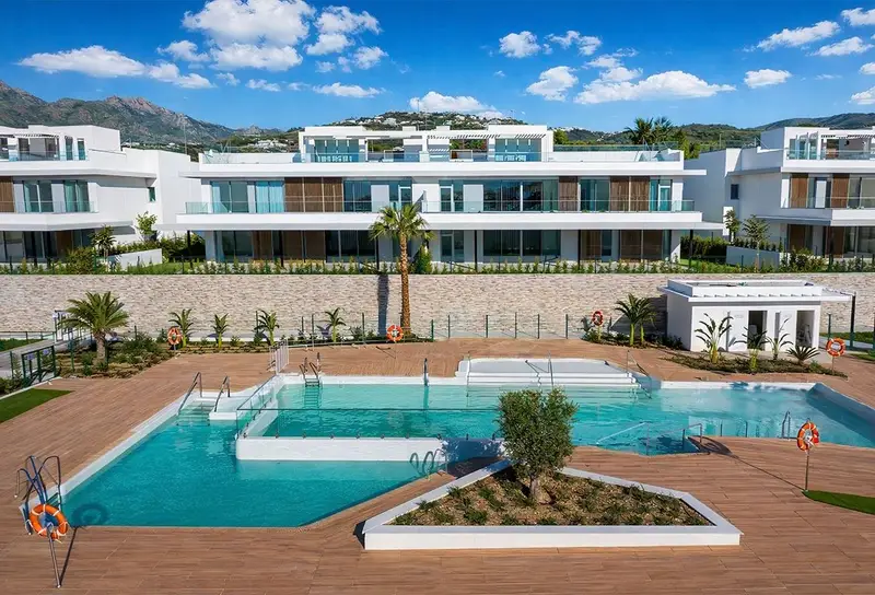 Piscina y viviendas terminadas de Santa Clara Homes con la sierra al fondo