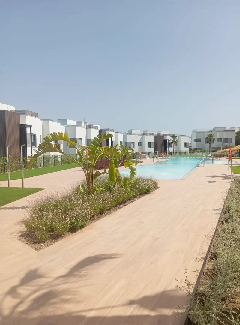 Piscina comunitaria y viviendas blancas de Santa Clara Homes