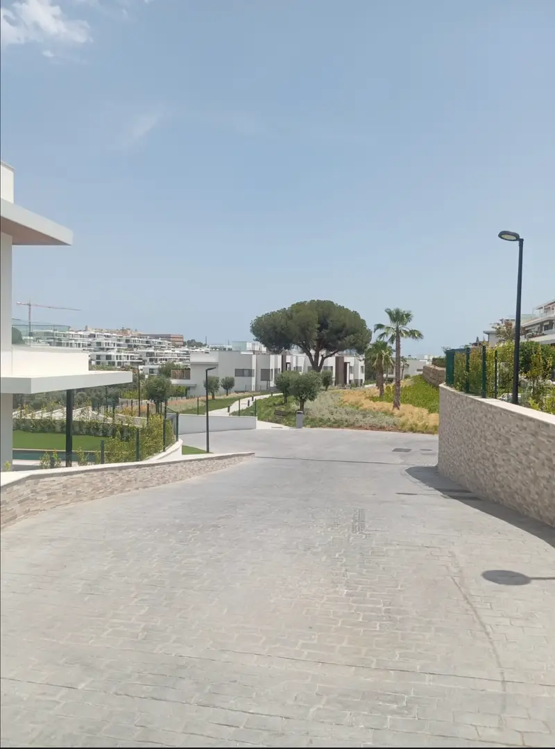 Calle interior de Santa Clara Homes con viviendas terminadas