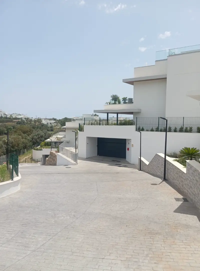 Acceso al garaje y viviendas escalonadas de Santa Clara Homes